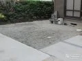 防草シートと砂利で雑草・ぬかるみ対策をした建物周り