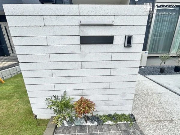 緑と相性の良い、爽やかなホワイトカラーの門柱