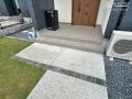 奥行きを感じられるアプローチデザイン