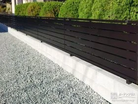 敷地境界のスリット入り目隠しフェンス[施工後]