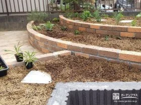 レンガを積んで作った温かみのある印象の植栽スペース工事