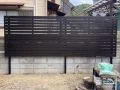 2段支柱で高さを出した横スリット入りフェンス