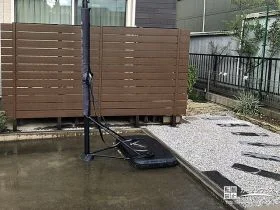 木目調フェンスやコンクリート枕木がナチュラルな印象のお庭工事
