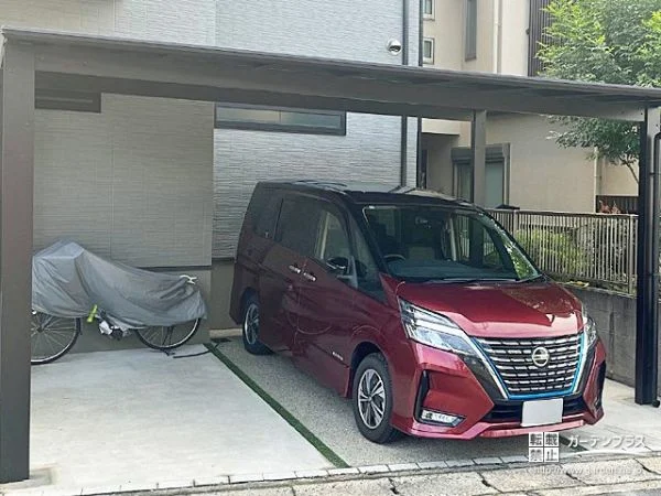 ブラックカラーがモダンでかっこいい印象のカーポート設置工事