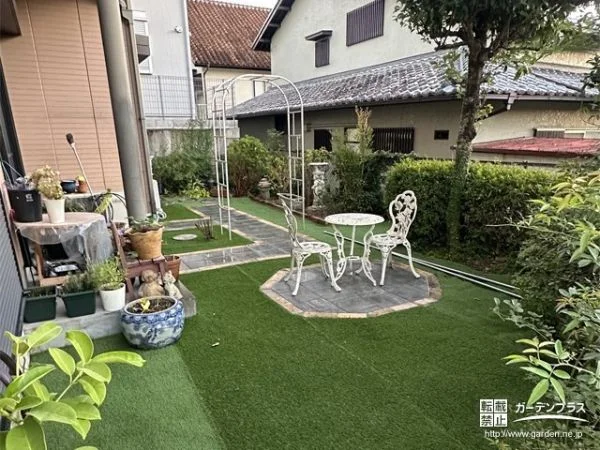 インターロッキングの園路で歩きやすい快適な人工芝のお庭工事