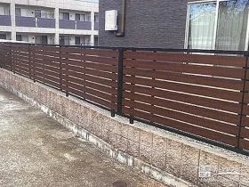 木目調フェンスでナチュラルな目隠しを実現[施工後]