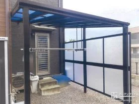 サイドパネルをつけしっかりと雨の吹込みを防止するテラス屋根[施工後]