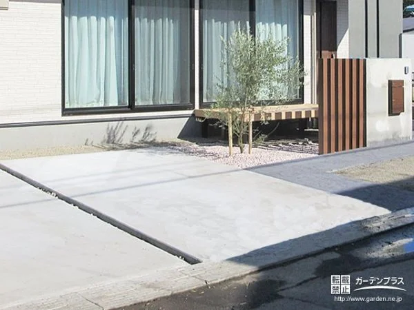 木目調エクステリアが白い外壁のお住まいに映えるファサード工事