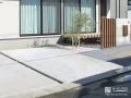 木目調エクステリアが白い外壁のお住まいに映えるファサード工事