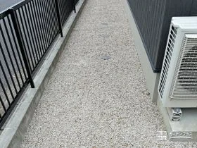 犬走りの雑草とぬかるみ対策[施工後]