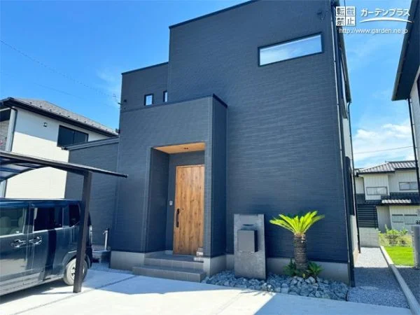 シンプルな設計で建物の美しさを一層引き立てる新築外構