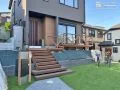 法面の上に大きなウッドデッキを施工しコストを抑えた新築外構