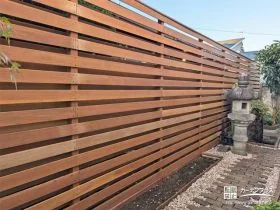 ウリン材のフェンスがナチュラルに美しく映える敷地境界設置工事