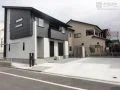 無機質なコンクリートの質感を活かしてお住まいを引き立てる新築外構
