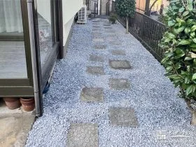犬走りの雑草とぬかるみ対策に防草シートと砂利を敷設[施工後]