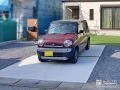 人工芝スリットが温かな印象の駐車スペース
