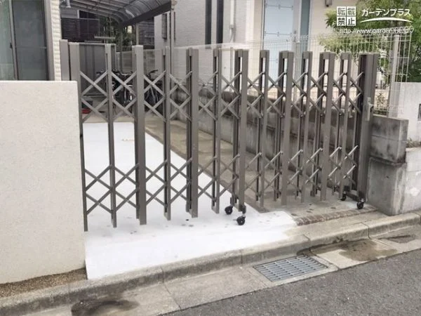 愛車とお住まいを守り最大限に駐車スペースを使える伸縮門扉の設置工事