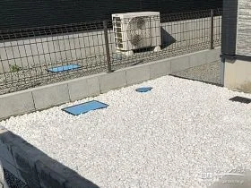 玄関前に白い玉砂利と防草シートを敷設し明るく雑草対策した工事