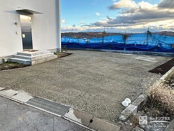 敷地境界にブロックを積み地面には砕石を敷設したお庭工事