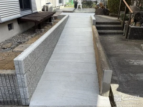 No.24233 道路から玄関への階段をスロープにしてバリアフリー化した工事[施工後]
