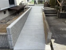 道路から玄関への階段をスロープにしてバリアフリー化した工事