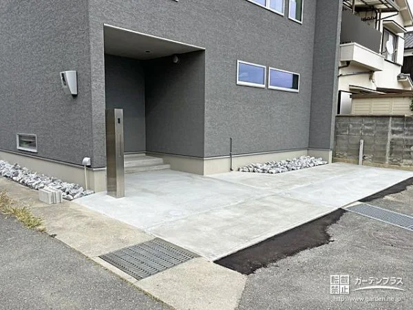 割栗石がアクセントになった駐車スペースへのコンクリート工事
