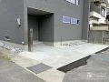 割栗石がアクセントになった駐車スペースへのコンクリート工事