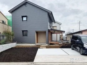 駐車スペースとアプローチで質感の違いを出したコンクリート工事