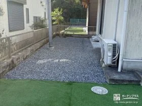 建物の裏手に防草シートと砂利を敷設しローメンテナンスに[施工後]