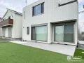 緑鮮やかなお庭を一望できる高級感あるタイルデッキの設置工事