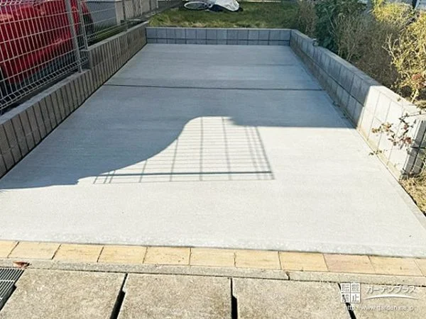 芝生のお庭を区切ってコンクリートを打ち駐車スペースにした工事