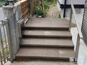 補助手すりつきで安心な玄関アプローチ階段[施工後]