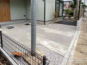 白砕石のスリットがおしゃれに排水性を確保する駐車スペース工事
