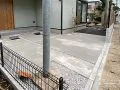 白砕石のスリットがおしゃれに排水性を確保する駐車スペース工事