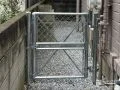不審者の侵入を防止する門扉