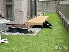 人工芝と砕石を敷設しいつでも快適にお過ごしいただけるお庭工事