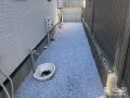 白砂利でお住まい周りに清潔感を与えぬかるみ・雑草を防いだ工事