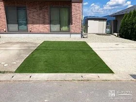雑草対策に砂利と緑鮮やかな人工芝を敷設したお庭周り工事