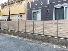 柔らかい木目調の目隠しフェンス[施工後]