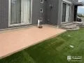 タイルデッキが家族団らんの空間となる人工芝の緑豊かなお庭工事