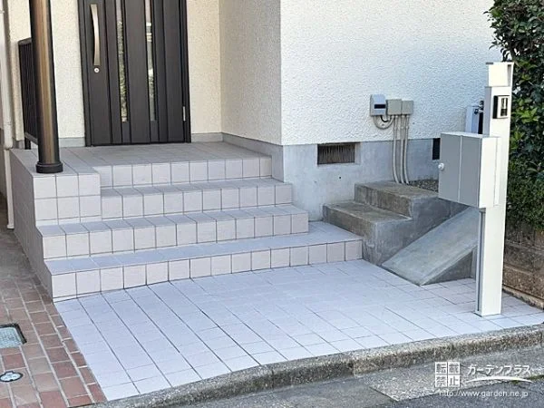 玄関前オープンにして自転車を置けるようスロープをつけた工事