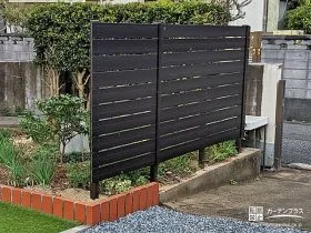 お庭の仕切りとして木目調が優しいフェンスを設置[施工後]