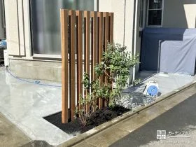 ウリン材の枕木がナチュラルなアクセントになる駐輪スペース工事