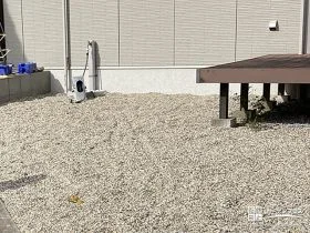 お庭の雑草を防ぐ防草シートとさなげ砂利[施工後]