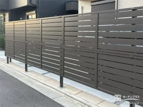2段支柱で安心感があるシックなカラーの目隠しフェンス設置工事