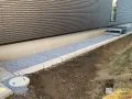 犬走りに地先ブロックを並べ通路を作成