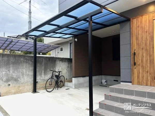 バルコニーの下に重なり合うようにテラス屋根を設置した工事