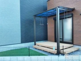 主庭と裏庭の2か所にテラス屋根とウッドデッキを取り付けた工事