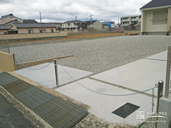 お庭を整地して砂利を敷き車止めで敷地境界を明示した工事