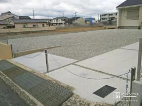 お庭を整地して砂利を敷き車止めで敷地境界を明示した工事